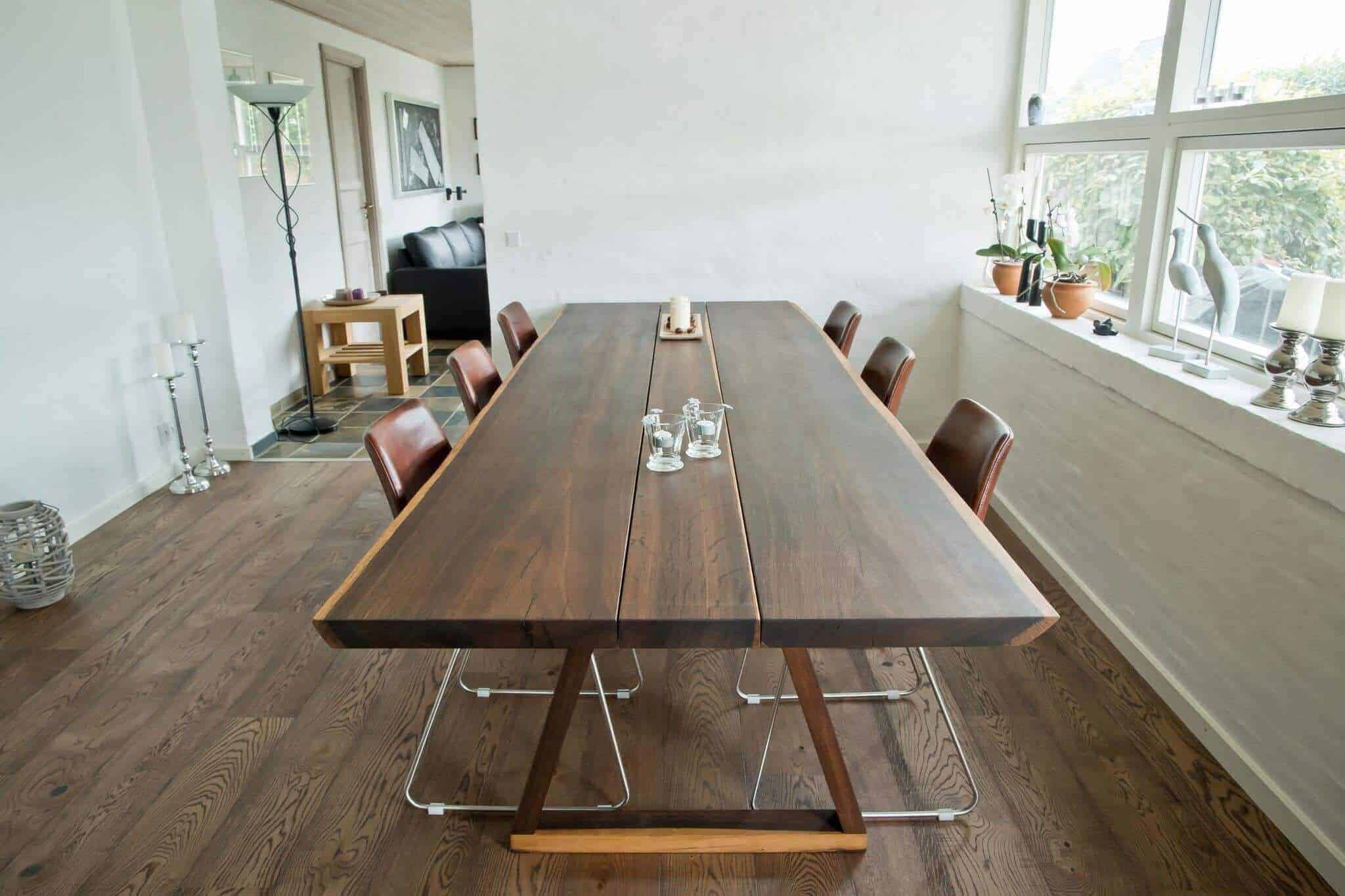 Håndlavet spisebord i massivt træ fra GH Wood i moderne spisestue med læderstole