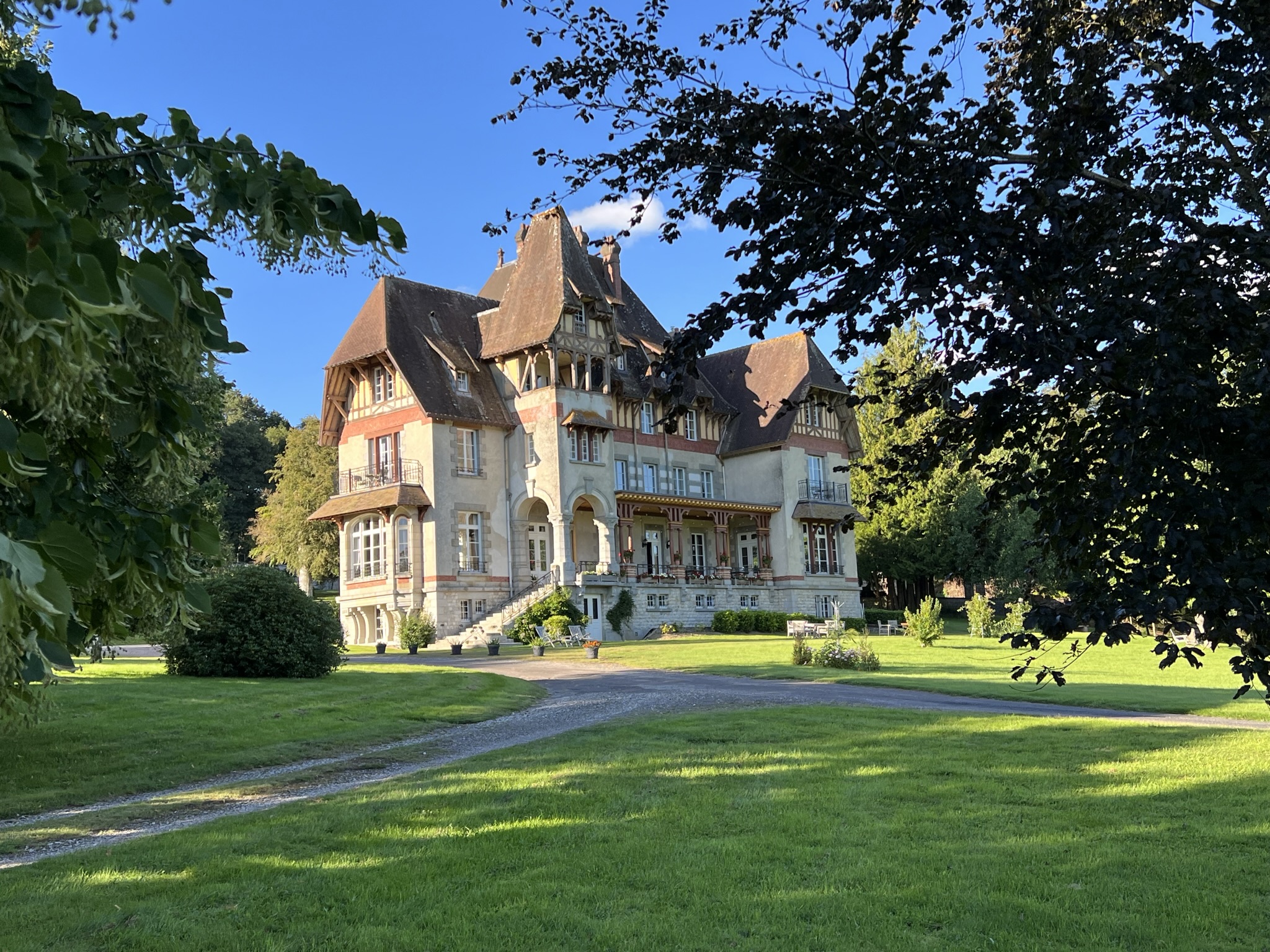 Château du Gué aux Biches set fra parken