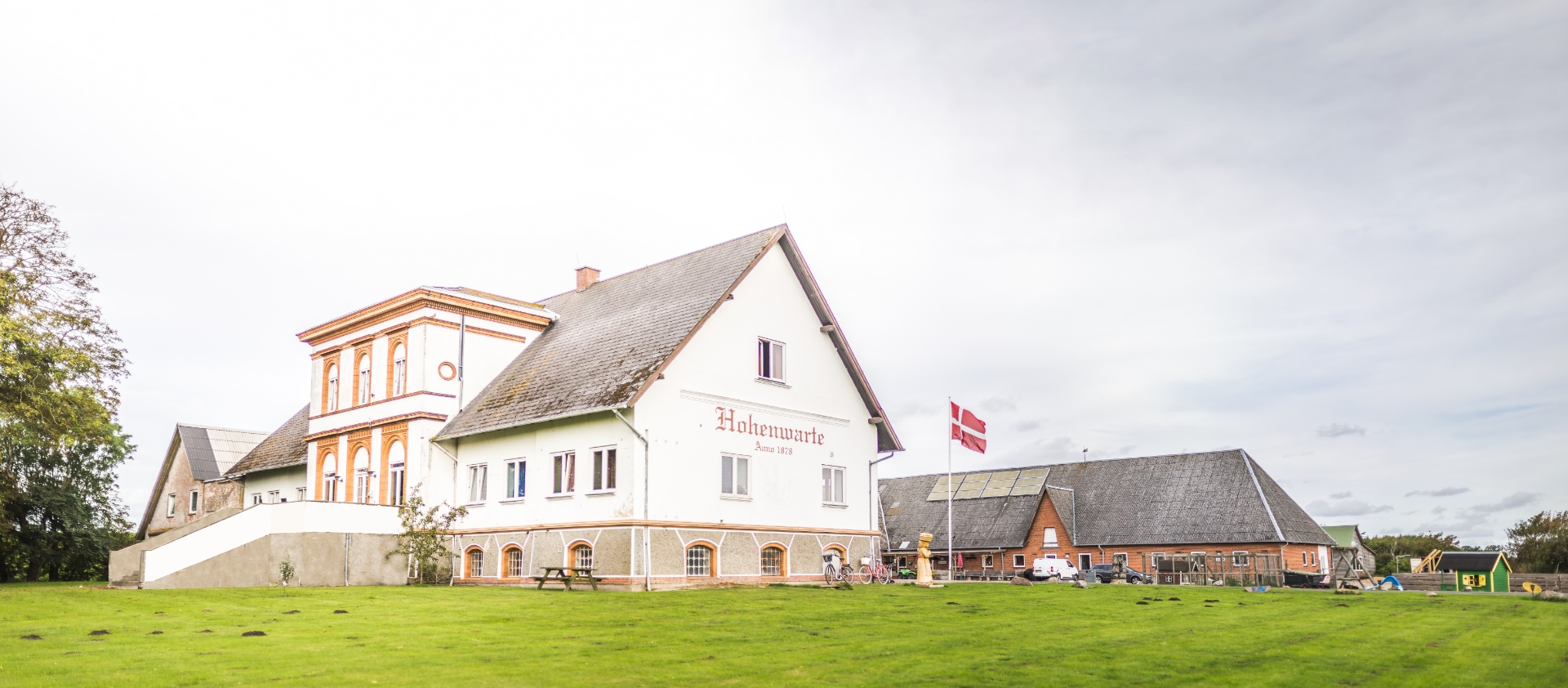 Hohenwarte bondegård ved Højer med Dannebrog
