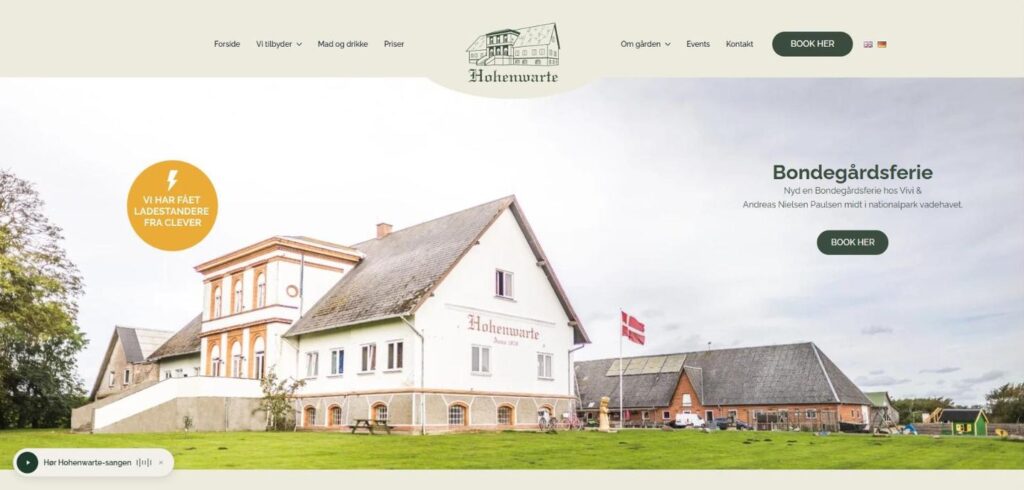Forsiden på hohenwarte.dk med gården og booking-knap